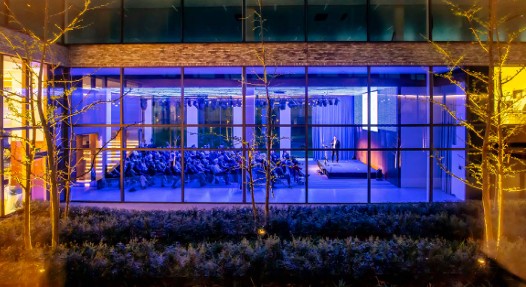 Eventruimte bij Kortrijk Business Park in avondverlichting