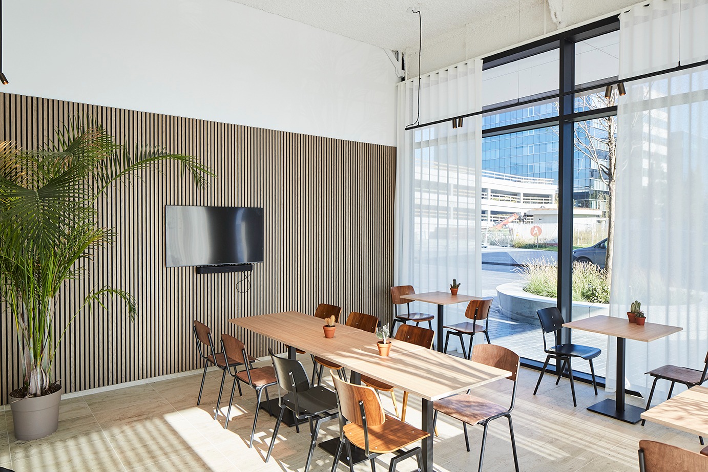 Meeting room 1 in Roeselare, overzicht van de vergadertafel